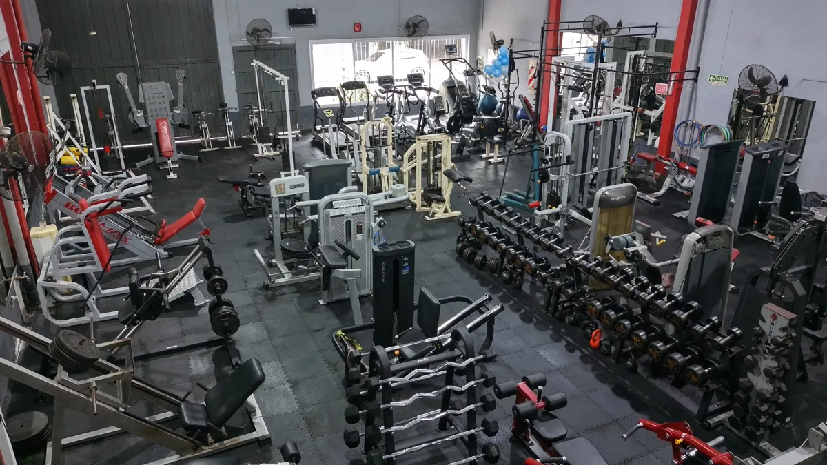 Interior de gimnasio con equipamiento moderno